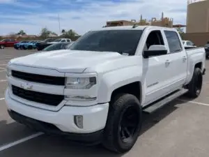 Chevrolet Silverado blanca, vista frontal tres cuartos - Carmexio Queretaro