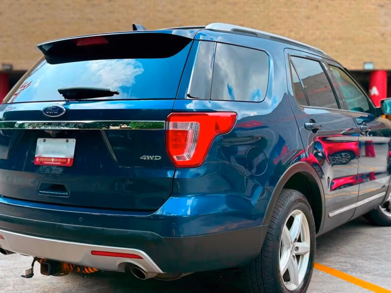2016 Ford Explorer XLT 4X4 - vista lateral trasero