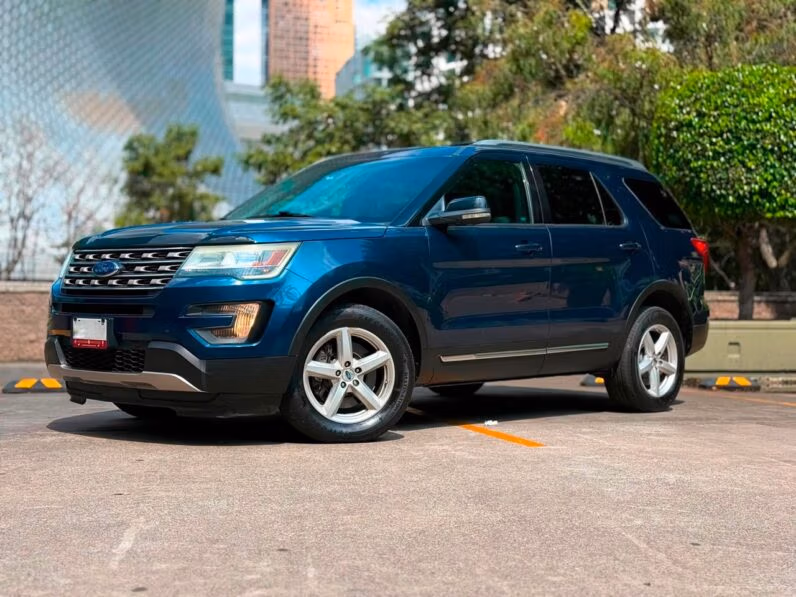 2016 Ford Explorer XLT 4X4 - vista trasera