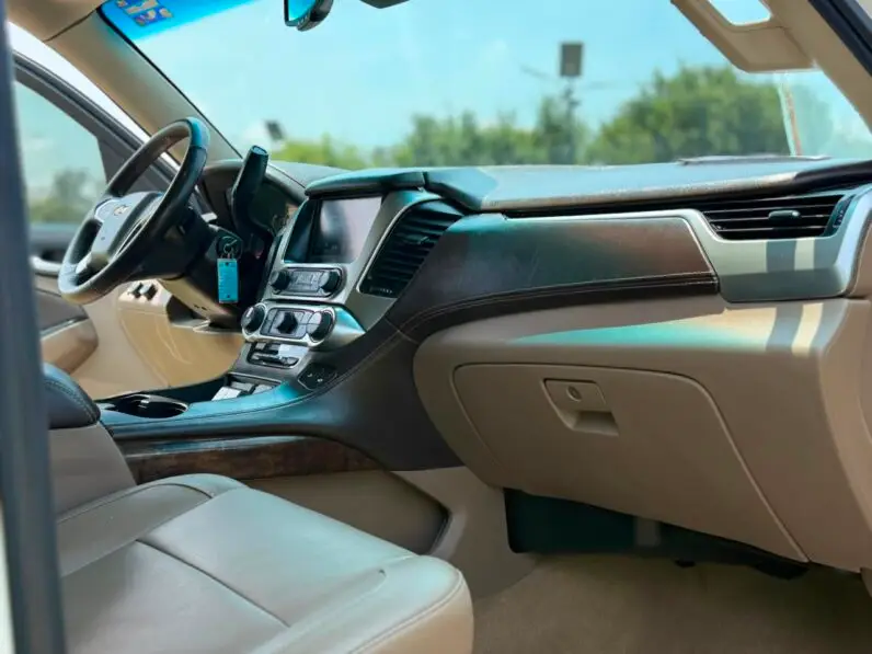 2018 Chevrolet Suburban 1500 LT - vista lateral izquierdo