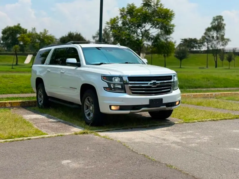2018 Chevrolet Suburban 1500 LT - vista lateral trasero