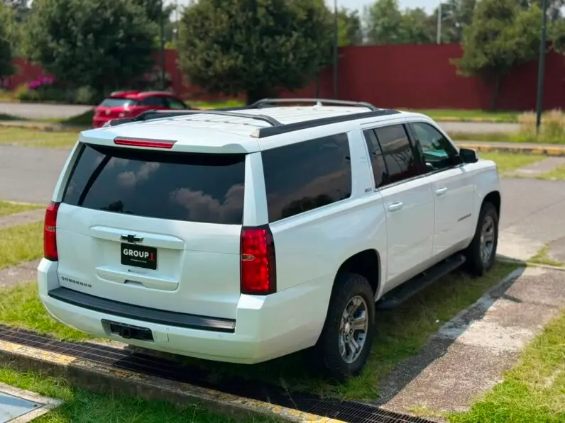 2018 Chevrolet Suburban 1500 LT - vista trasera