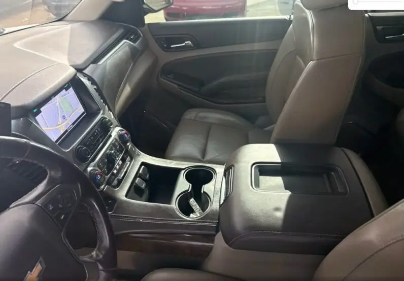 2018 Chevrolet Suburban LT - vista lateral izquierdo