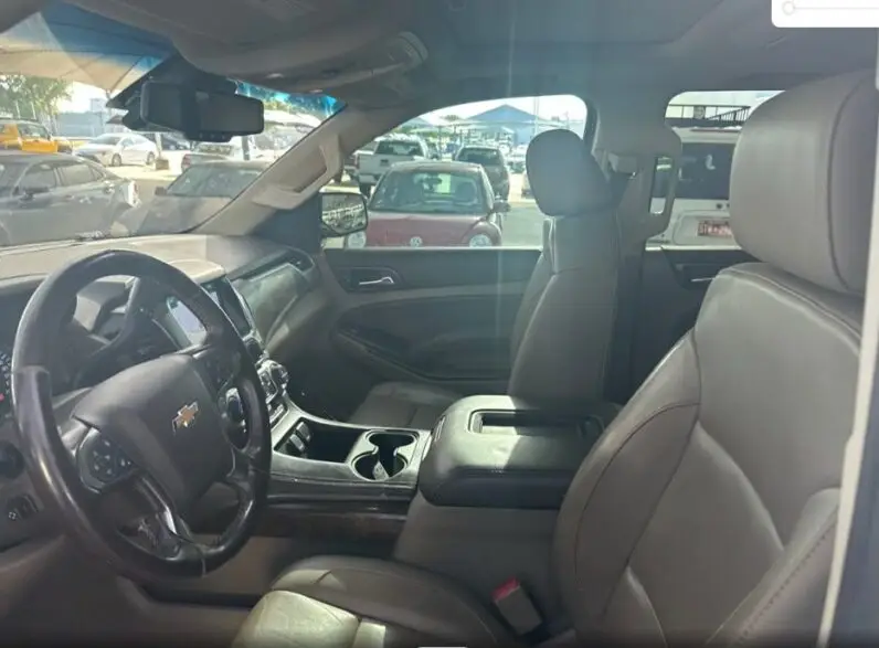 2018 Chevrolet Suburban LT - vista lateral trasero