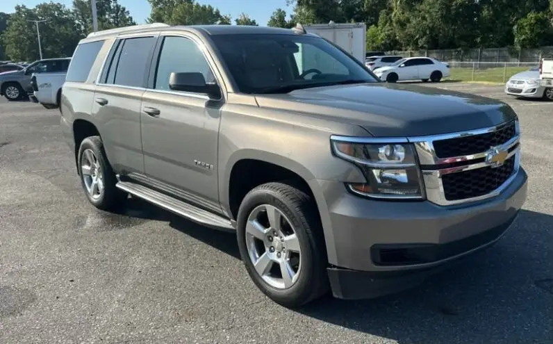 2017 Chevrolet Tahoe LT - vista lateral frontal