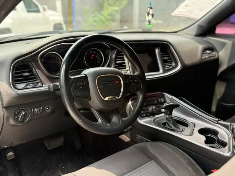 2017 Dodge Challenger SXT - vista lateral derecho