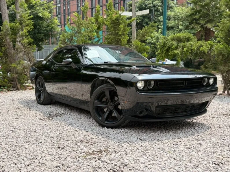 2017 Dodge Challenger SXT - vista lateral frontal