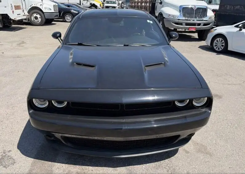 2017 Dodge Challenger SXT - vista lateral frontal