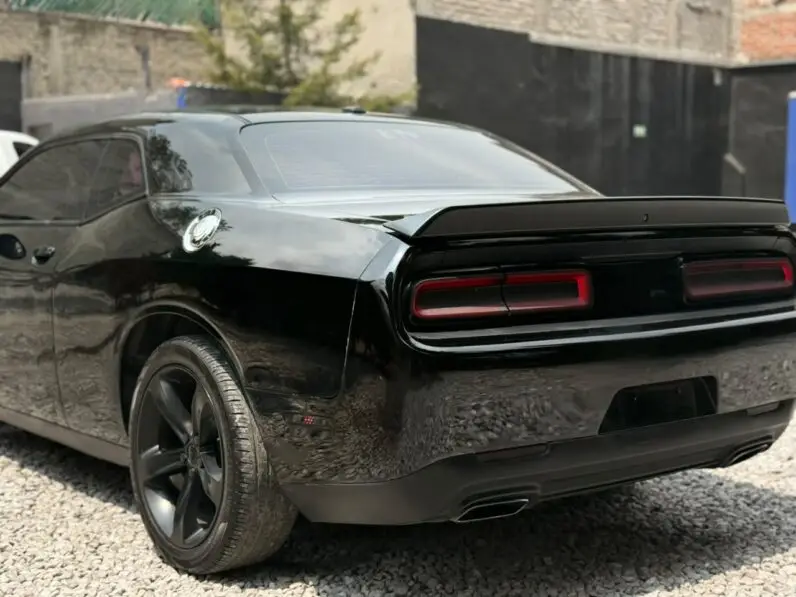 2017 Dodge Challenger SXT - vista trasera