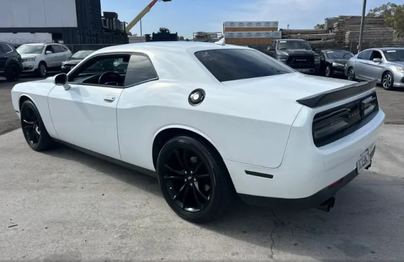 2018 Dodge Challenger SXT - vista lateral derecho