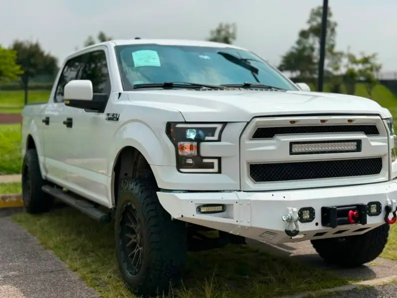 2017 Ford F-150 XLT - vista frontal