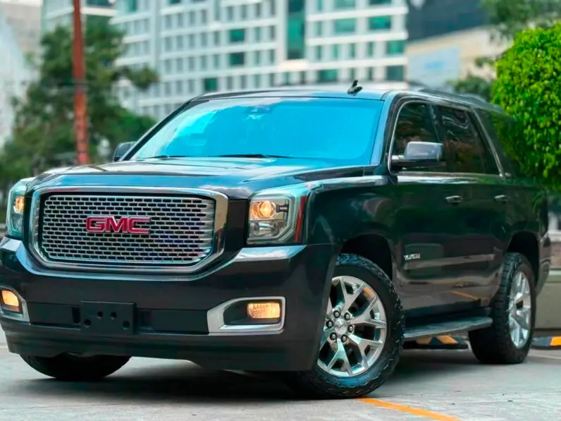 2017 GMC Yukon SLT - vista lateral frontal