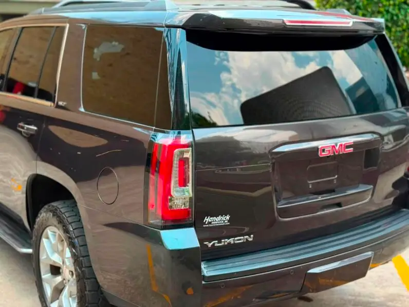 2017 GMC Yukon SLT - vista lateral trasero