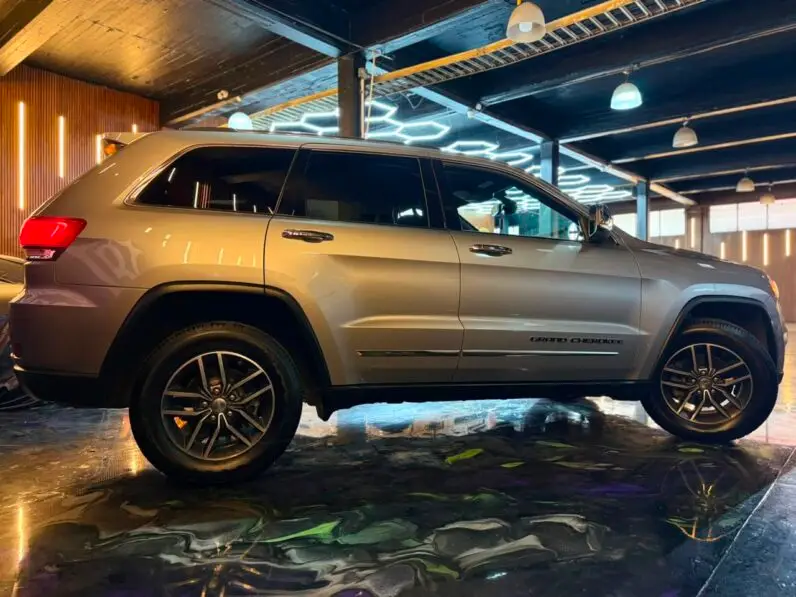 2017 Jeep Grand Cherokee Limited - vista trasera