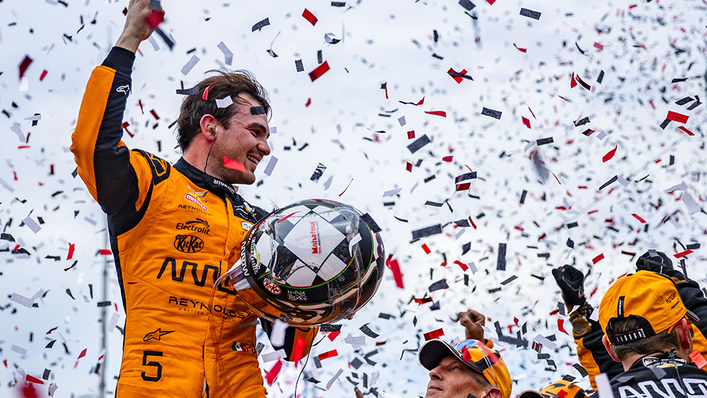 Pato O'Ward celebra su doble victoria en Milwaukee Mile con Arrow McLaren, IndyCar 2026