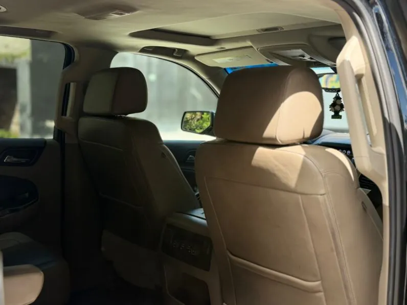 2017 Chevrolet Suburban 1500 Premier - vista frontal