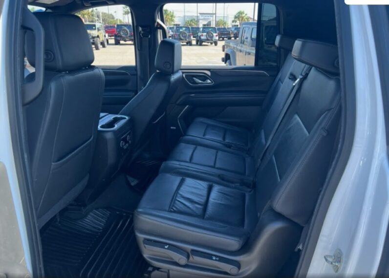 2021 Chevrolet Suburban 1500 LT - vista lateral frontal