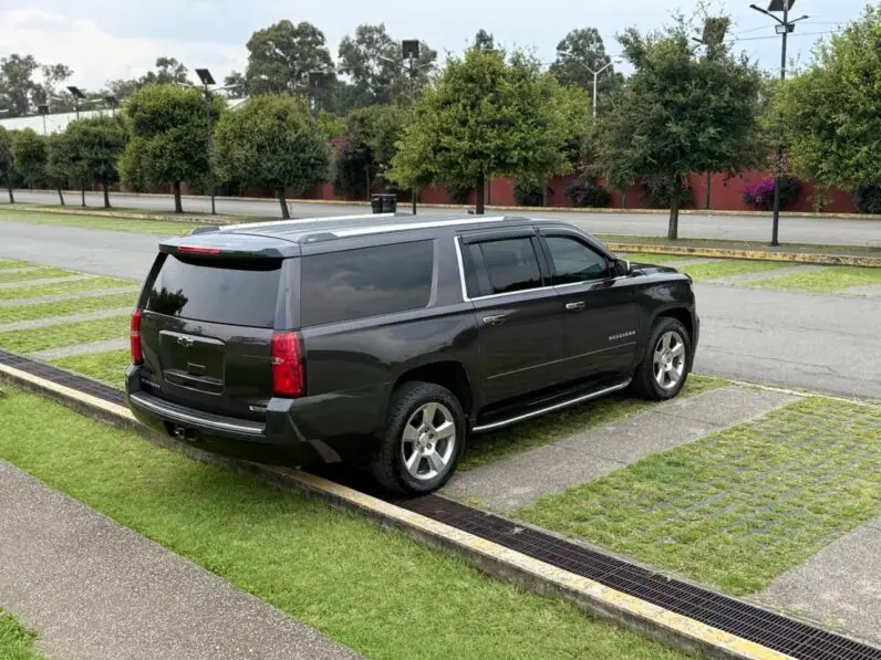 2017 Chevrolet Suburban Premier - vista lateral derecho