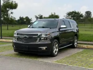 2017 Chevrolet Suburban Premier - vista lateral frontal