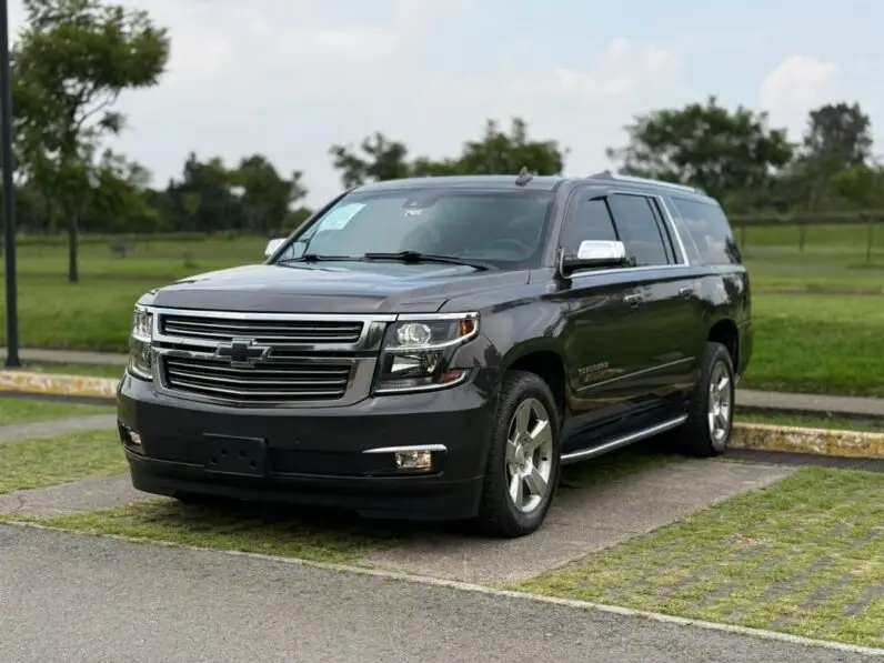 2017 Chevrolet Suburban Premier - vista lateral frontal