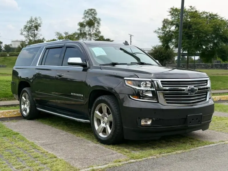 2017 Chevrolet Suburban Premier - vista lateral trasero
