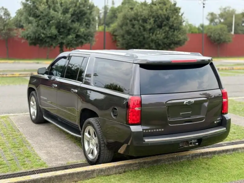 2017 Chevrolet Suburban Premier - vista trasera