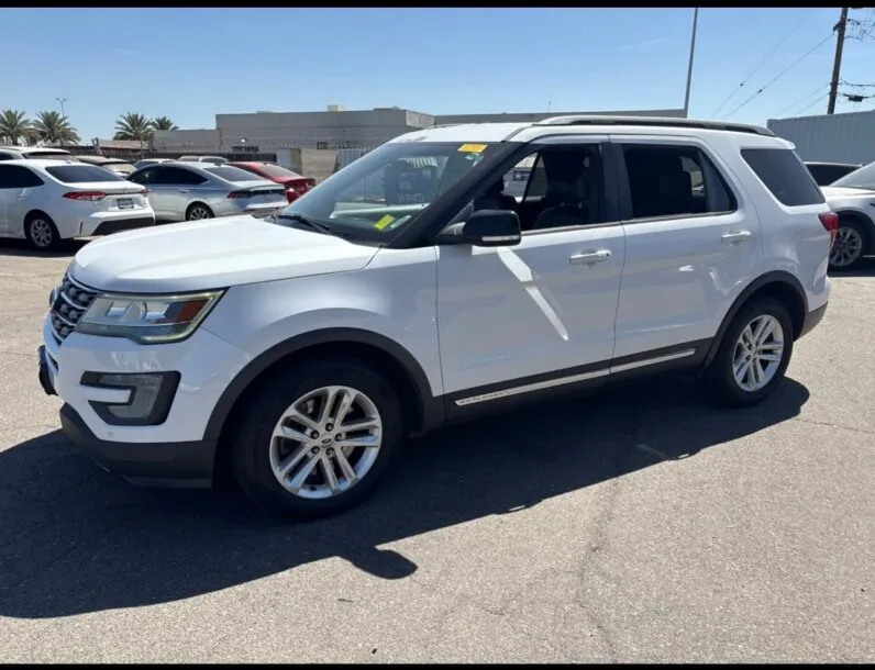 2017 Ford Explorer XLT - vista frontal