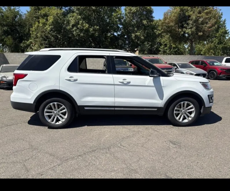 2017 Ford Explorer XLT - vista lateral derecho