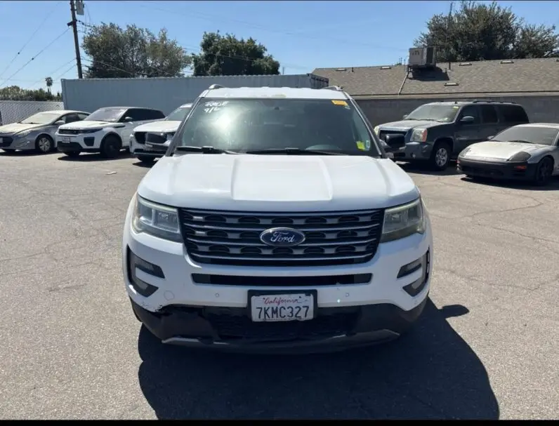 2017 Ford Explorer XLT - vista lateral frontal