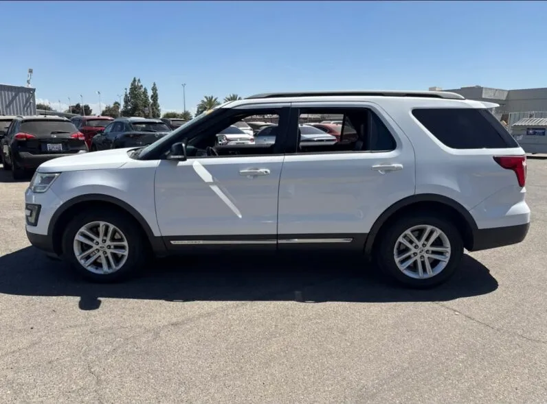 2017 Ford Explorer XLT - vista trasera