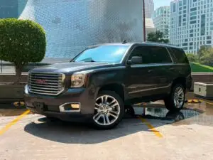 2017 GMC Yukon SLT - vista frontal