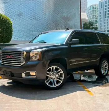 2017 GMC Yukon SLT - vista frontal