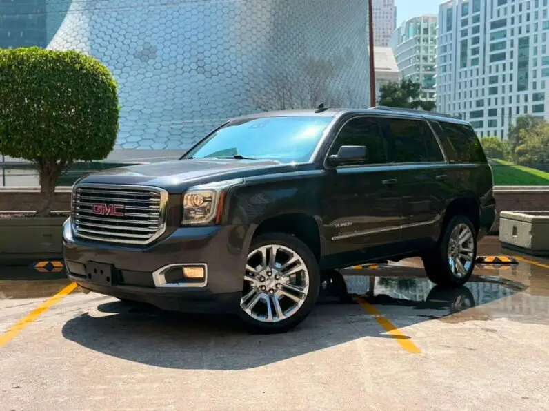 2017 GMC Yukon SLT - vista frontal