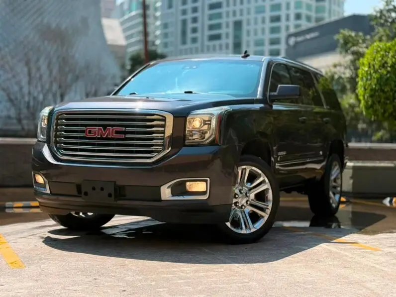 2017 GMC Yukon SLT - vista lateral frontal
