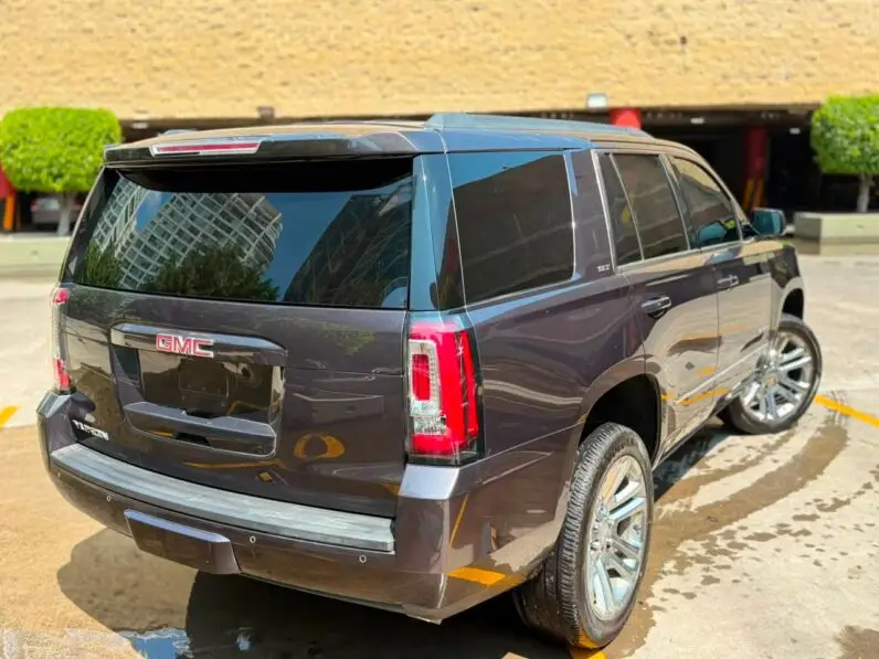 2017 GMC Yukon SLT - vista lateral trasero