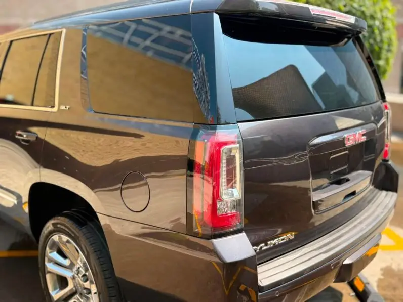 2017 GMC Yukon SLT - vista trasera