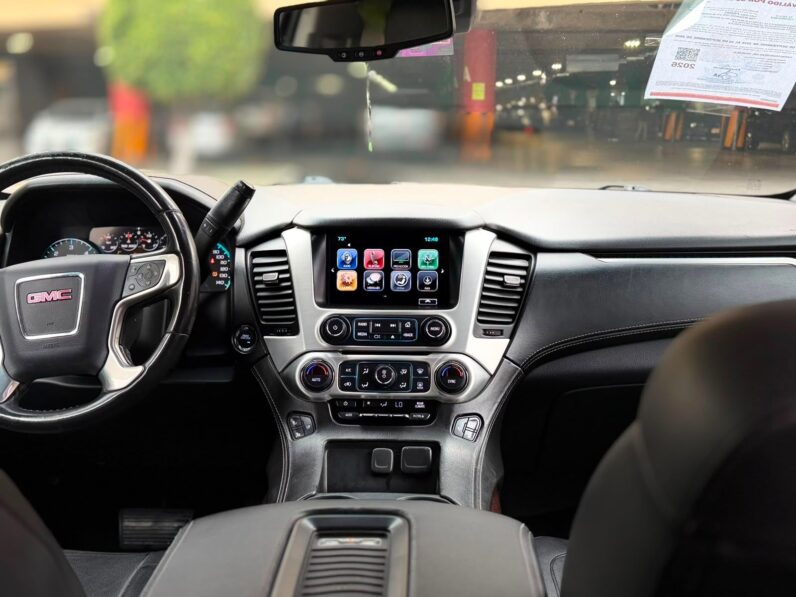 2017 GMC Yukon XL 1500 SLT - vista frontal