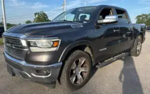 2020 RAM 1500 Laramie - vista lateral frontal