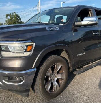 2020 RAM 1500 Laramie - vista lateral frontal