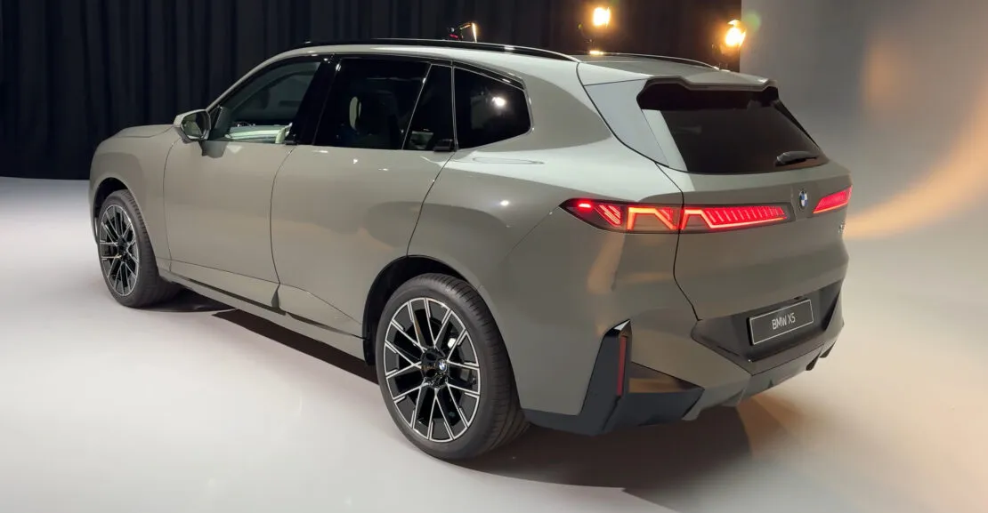 BMW iX5 (G65) 2027, vista trasera izquierda, generación Neue Klasse