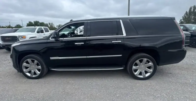 2019 Cadillac Escalade ESV Luxury - vista frontal