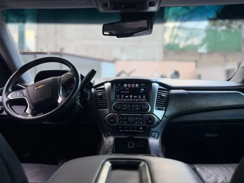 2017 Chevrolet Suburban 1500 LT - vista frontal