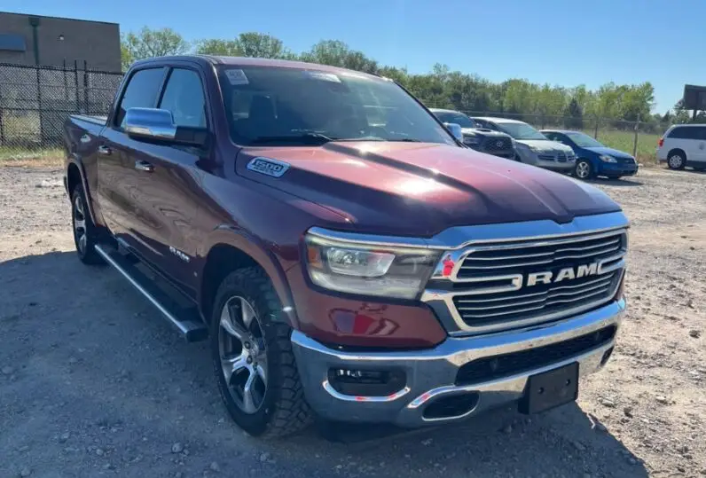 2019 RAM 1500 Laramie - vista asientos delanteros