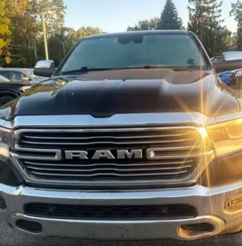 2019 RAM 1500 Laramie - vista frontal