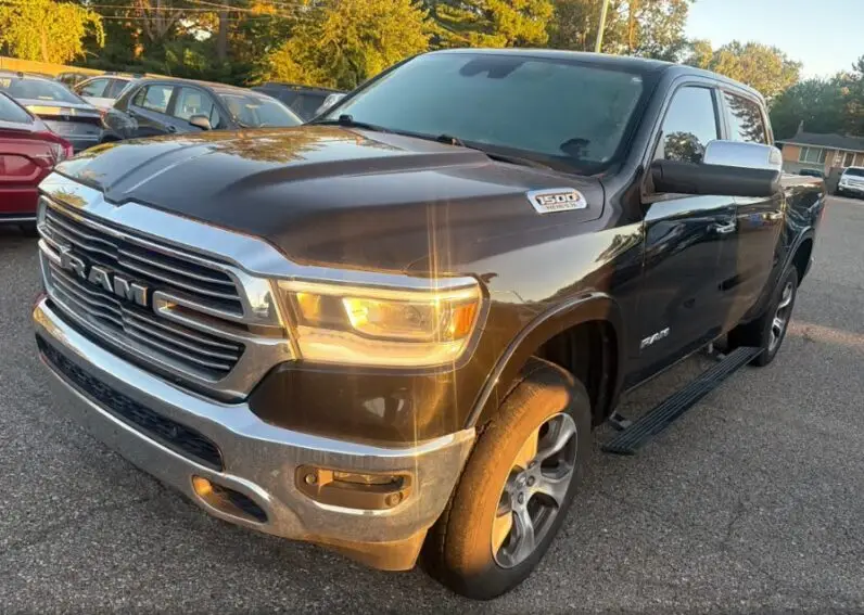 2019 RAM 1500 Laramie - vista lateral frontal