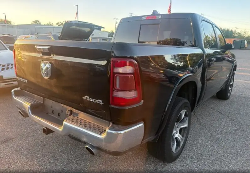 2019 RAM 1500 Laramie - vista lateral izquierdo