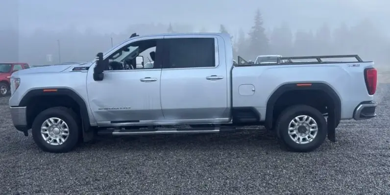 2020 GMC Sierra 2500 SLE - vista lateral frontal
