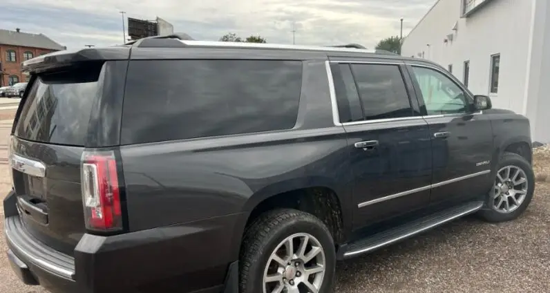 2018 GMC Yukon XL Denali - vista frontal