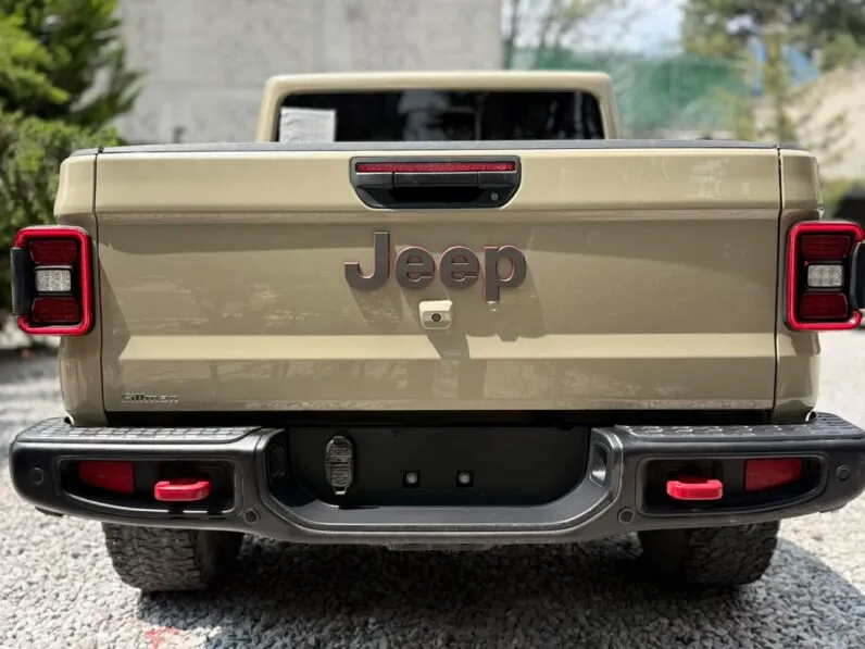 2020 Jeep Gladiator Rubicon - vista lateral frontal