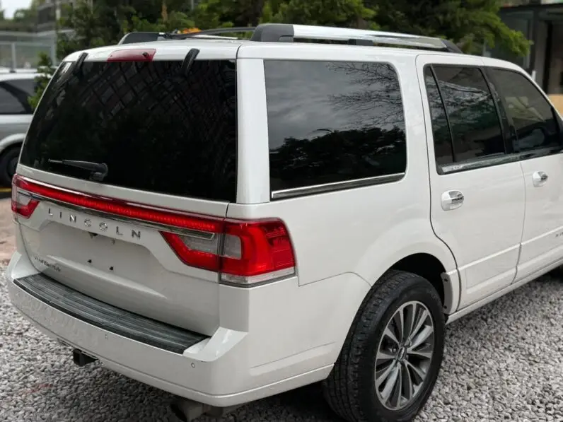 2017 Lincoln Navigator Select - vista lateral derecho